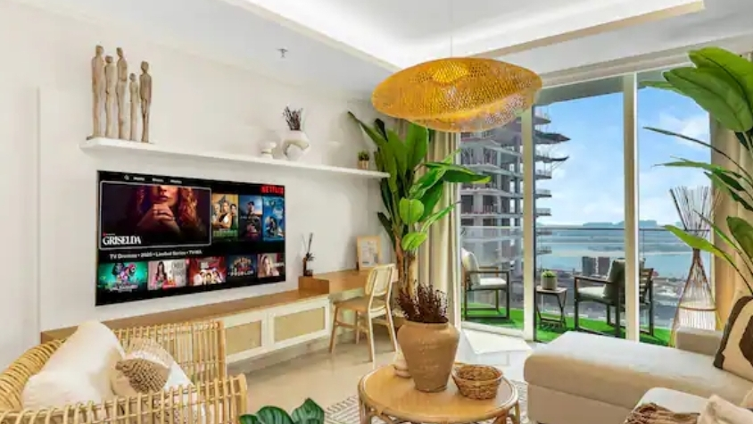 Living room opening onto the balcony
