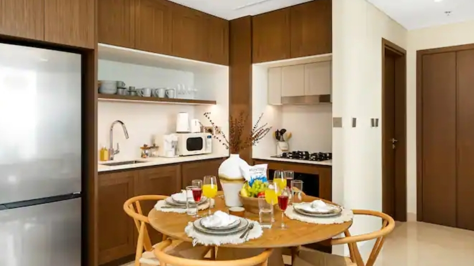 Open-plan kitchen and dining area